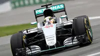 Mobil Mercedes yang dikendarai Lewis Hamilton. (Mark Thompson / GETTY IMAGES NORTH AMERICA / AFP)
