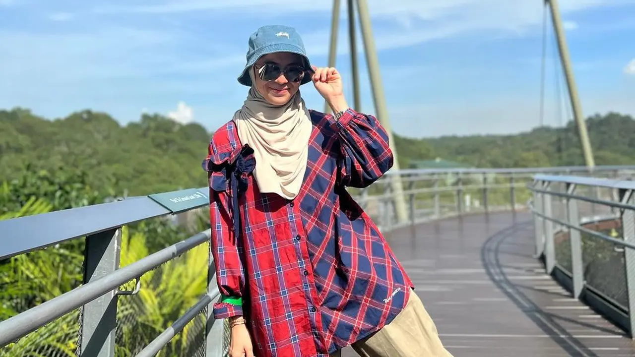 6 Gaya Hijab Nycta Gina yang Warna-Warni dan Ceria, Bikin Selalu Terlihat Muda
