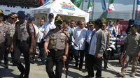 Kapolri Jenderal Tito Karnavian saat mengunjungi kesiapan arus mudik di Tol Brebes Timur, Rabu (7/6/2017). (Liputan6.com/Fajar Eko Nugroho)