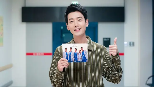 Jung Kyung Ho di Hospital Playlist 2. (tvN via Instagram/ tvn_drama)