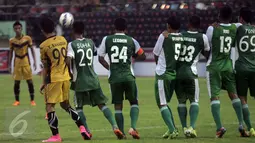 Sejumlah Pesepakbola PS TNI memasang formasi pagar betis pada pertandingan 8 besar Piala Jenderal Sudirman di Stadion Manahan Solo, Minggu (20/12/2015). Mitra Kukar menang 3-1. (Foto:Boy Harjanto)
