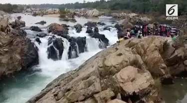 Remaja laki-laki terjatuh ke aliran sungai yang deras saat berswafoto. Ia sempat berusaha menyelamatkan diri tapi gagal.