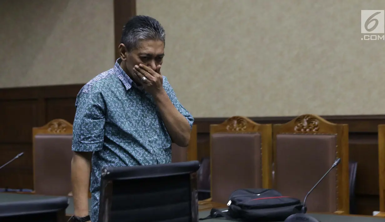 Terdakwa suap putusan perkara perdata yang juga Hakim PN Jakarta Selatan, Irwan usai menjalani sidang putusan di Pengadilan Tipikor, Jakarta, Kamis (11/7/2019). Bersama Iswahyu Widodo, Irwan dihukum 4 tahun 6 bulan penjara, denda Rp200 juta subsider 2 bulan. (Liputan6.com/Helmi Fithriansyah)