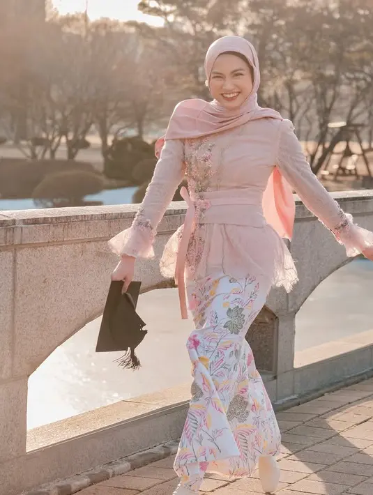 Kebaya lengan panjang tersebut semakin menarik dipadukan dengan belt yang memiliki siluet hanbok serta bawahan kain batik motif floral warna pastel. Ia juga mengenakan kerudung gaya meleyot warna pink. [@xavieraaputri]