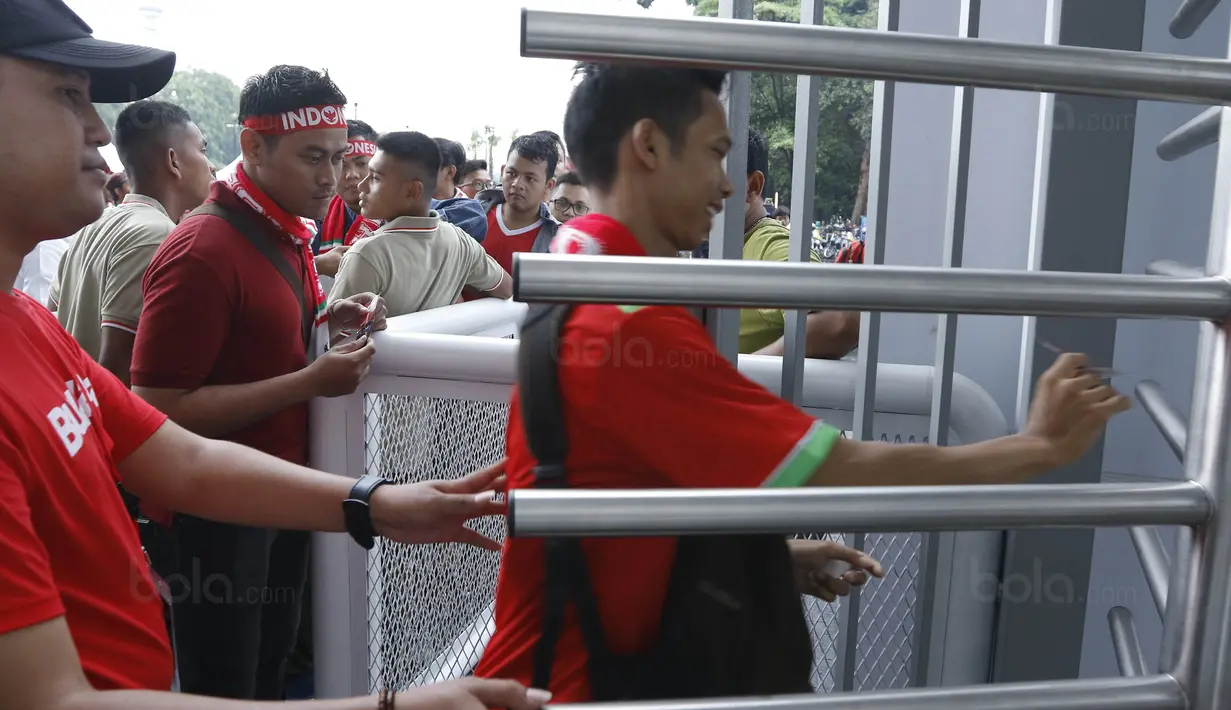 Seorang suporter memasuki SUGBK, Senayan, Jakarta, Minggu (14/1/2018). Fasilitas baru tersebut untuk meningkatkan keamananan, kenyamanan serta kedisiplinan suporter. (Bola.com/M Iqbal Ichsan)