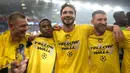 Selebrasi para pemain Borussia Dortmund merayakan kemenangan 1-0 atas PSG pada laga leg kedua semifinal Liga Champions 2023/2024 di Parc des Princes Stadium, Paris, Rabu (7/5/2024). (AP Photo/Lewis Joly)
