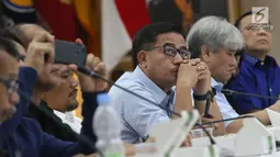 Direktur relawan BPN 02, Fery Mursyidan Baldan saat mengikuti rapat persiapan debat Capres/Cawapres Pemilu 2019 di Gedung KPU, Jakarta, Selasa (26/2). Rapat berlangsung tertutup dan dihadiri kedua tim pemenangan paslon. (Liputan6.com/Helmi Fithriansyah)