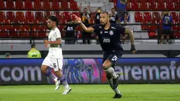 Selebrasi pemain Arema FC, Gustavo Almeida dos Santos (kanan), setelah menjebol gawang Persib Bandung dalam pertandingan pekan kedua BRI Liga 1 2023/2024 yang berlangsung di Stadion Kapten I Wayan Dipta, Bali, Jumat (7/7/2023). (Bola.com/Alit Binawan)