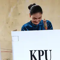 Aktris Luna Maya saat mencobloskan surat suara saat mengikuti Pilkada DKI 2017 di TPS 54 Pelmampang, Jakarta, Rabu (15/2). (Liputan6.com/Herman Zakharia)