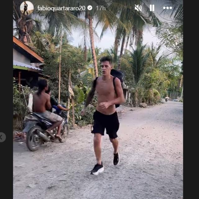 Jelang MotoGP Mandalika 2024, Fabio Quartararo Jogging Telanjang Dada di Kawasan Perkampungan