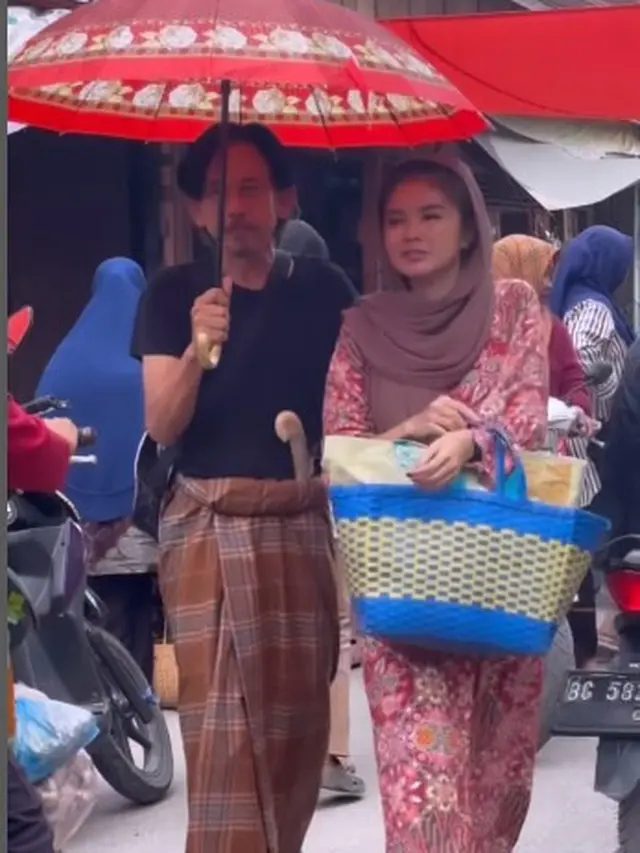 7 Potret Karina Ranau Istri Epy Kusnandar yang Terpaut 19 Tahun, Setia Mendampingi
