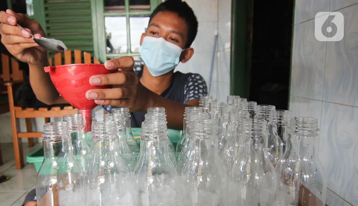 Dika (16) menyelesaikan proses pembuatan minuman jelly di rumahnya di Kawasan Gandasari, Kecamatan Jatiuwung, Kota Tangerang, Sabtu (21/8/2021). Penerapan PJJ pada pelajar akibat pandemi COVID-19, dimanfaatkan oleh seorang siswa kelas 12 dari SMK PGRI 109 Tangerang. (Liputan6.com/Angga Yuniar)