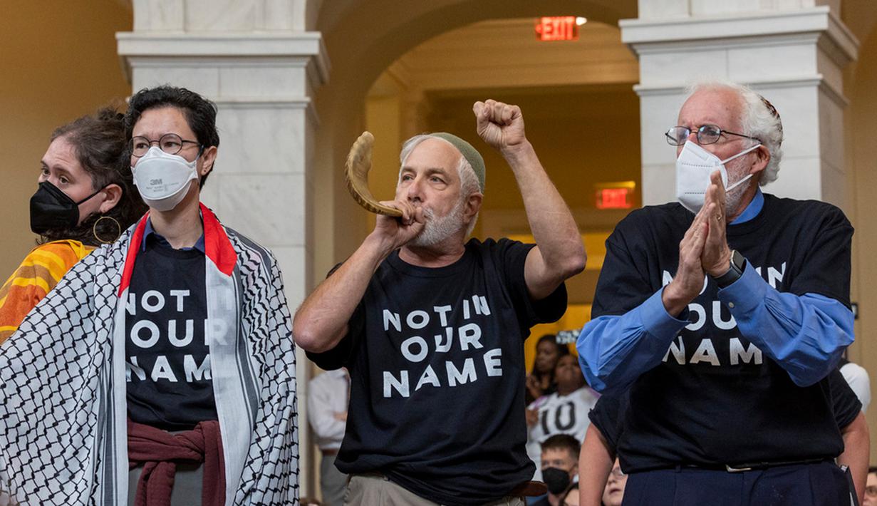 Sejak 16 Oktober 2023, kelompok Yahudi sayap kiri AS ini telah berkumpul di luar Gedung Putih untuk mendesak pemerintahan Joe Biden agar menekan Israel untuk membatalkan rencana invasi militer ke Gaza dan sebaliknya segera mengumumkan gencatan senjata. (AP Photo/Amanda Andrade-Rhoades)