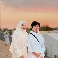 Potret Okie Setiana Dewi tampil anggun kenakan abaya (Sumber: Instagram/okisetianadewi)