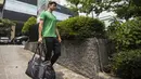 Pemain Timnas Indonesia, Gavin Kwan, bersiap meninggalkan Hotel Grand Zuri, Jawa Barat, Selasa (6/11). Timnas Indonesia akan berangkat ke Singapura untuk berlaga pada Piala AFF 2018. (Bola.com/Vitalis Yogi Trisna)