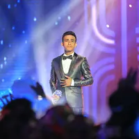 Dalam Konser Final Top 5 Besar Result Show D'Academy 4 pada Jumat (21/4/2017) lalu penampilan Fildan begitu memukau para juri. Lima lampu hijau dan meraih poling tertinggi pada malam itu. (Adrian Putra/Bintang.com)