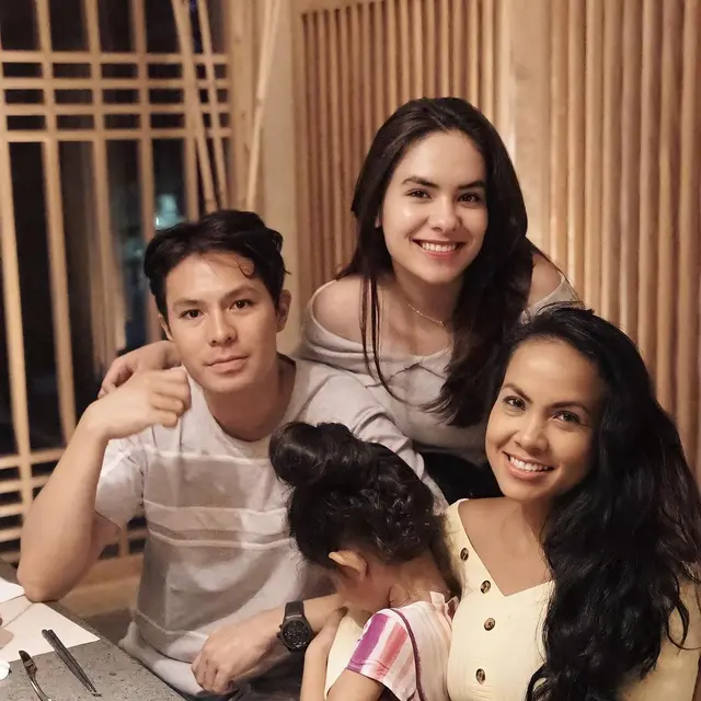 6 Potret Kedekatan Fero Walandouw dan Ibunda Steffi Zamora, Sudah Akrab