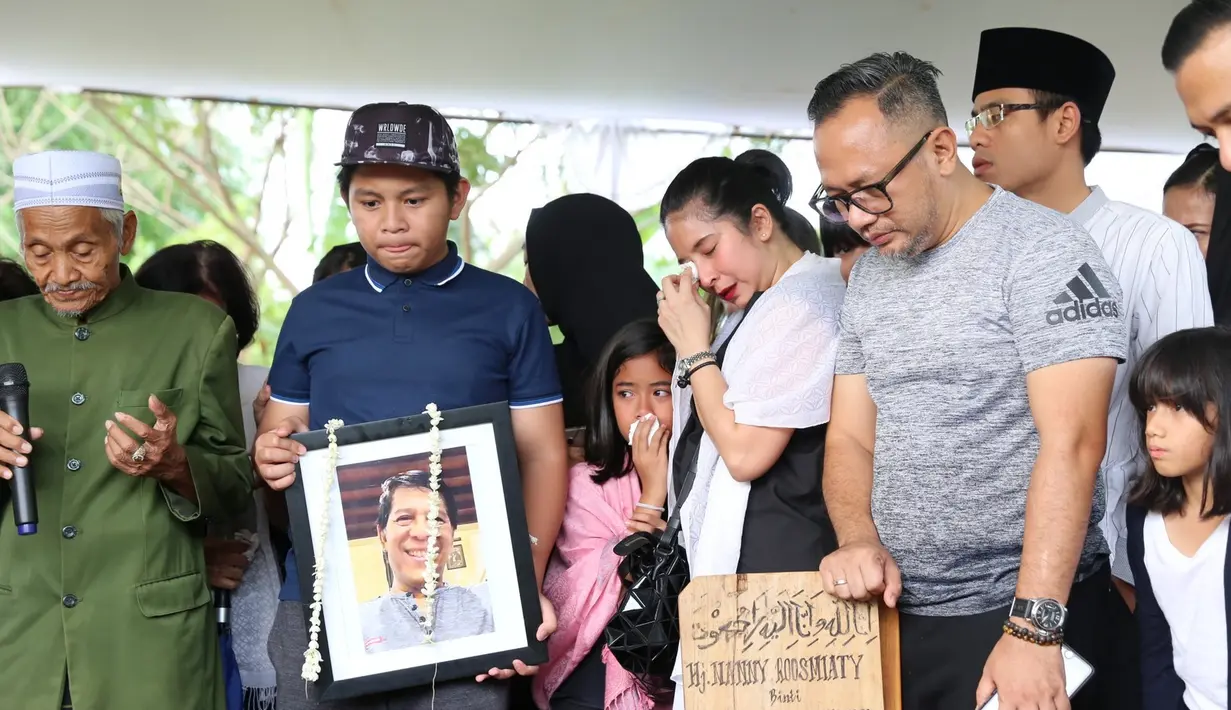 "Keadaannya juga gak membaik malah membengkak. Kebetulan ada kerabat dokter, pas kesana ini memang harus kemo katanya. Kami pun memutuskan untuk kemo hari Senin kemarin, kemo pertama," lanjut Angie. (Daniel Kampua/Bintang.com)