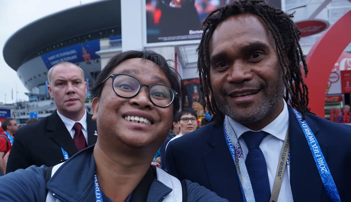 Christian Karembeu adalah legenda Prancis yang ikut membawa negaranya meraih gelar Piala Dunia 2018. Ketika bertemu langsung saya ajak mantan pemain Real Madrid ini untuk foto bareng. (Bola.com/Okie Prabhowo)