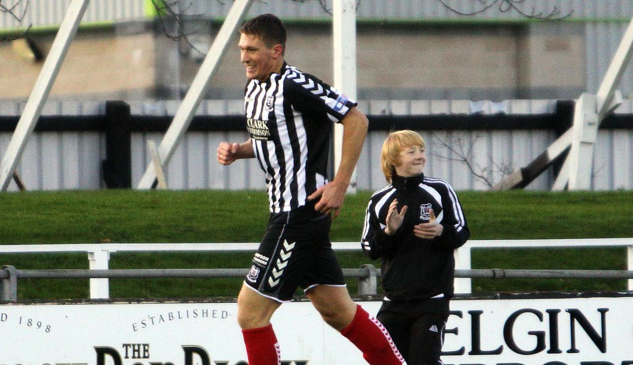 Paul Millar. Striker Skotlandia berusia 33 tahun ini memiliki tinggi 208 cm. Sejak Desember 2021 dirinya tidak memiliki klub. KLub terakhirnya adalah Deveronvale yang diperkuatnya sejak 2015/2016. Ia memainkan banyak laga bersama Elgin City FC di Divisi Dua Liga Skotlandia. (twitter/OfficialBLDR)