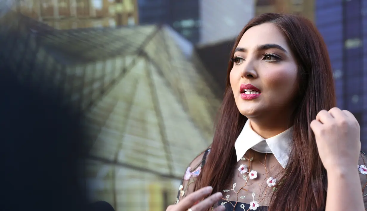 "Seseorang yang menjadi pemimpin daerah itu kan harus fokus, nggak punya kesibukan lain. Nanti kasihan rakyatnya kalau akunya ngurus anak, ngurus pekerjaan apa-apa," tambahnya. (Adrian Utama/Bintang.com)