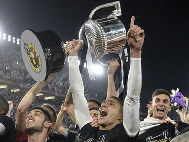 Para pemain Valencia merayakan gelar juara Copa del Rey usai mengalahkan Barcelona di Stadion Benito Villamarin, Sevilla, Sabtu (25/5). Barcelona kalah 1-2 dari Valencia. (AFP/Jose Jordan)
