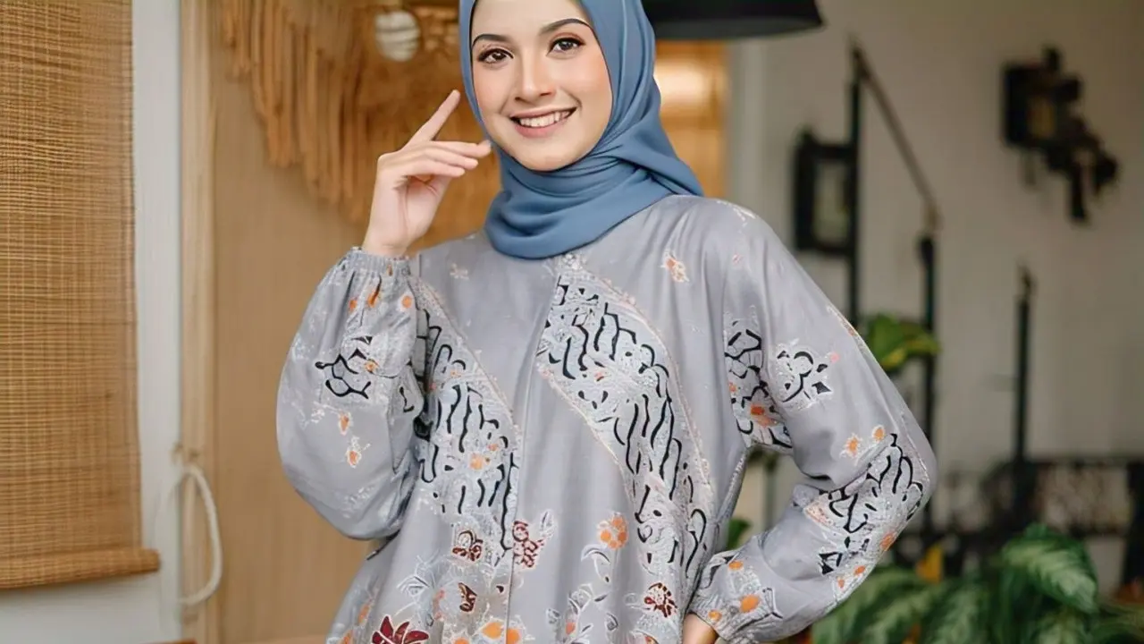Blouse Batik Asimetris Abu dengan Detail Ruffle