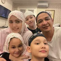 Bulan puasa kerap dimanfaatkan untuk lebih banyak berkumpul bersama keluarga. Begitu juga dengan Pasha Ungu dan Adelia Pasha. Pada bulan puasa ini, dimanfaatkan untuk banyak bersama keluarga. [Instagram/pashaungu_real01]