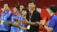 Kim Sang-sik, pelatih Timnas Vietnam dan staf pelatihnya&nbsp;seusai pertandingan. (Bola.com/VFF)