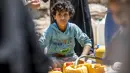 Mereka terpaksa menghabiskan waktu berjam-jam untuk mengumpulkan air bagi keluarga mereka ... alih-alih pergi ke sekolah. (AHMAD AL-BASHA / AFP)
