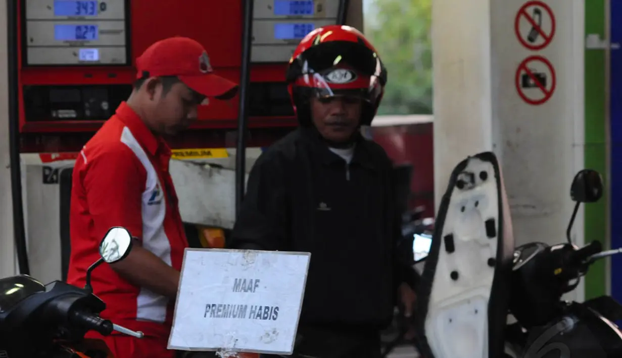 Kelangkaan BBM bersubsidi ini akibat kebijakan pengurangan kuota lima persen sejak 18 Agustus 2014 lalu, Jakarta, Senin (25/8/14). (Liputan6.com/Andrian M Tunay)