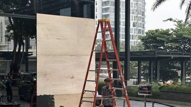 Kondisi kaca gedung di SCBD setelah ditabrak mobil. (Dok. Istimewa)