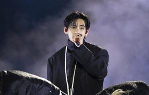Kim Taehyung alias V BTS di urutan pertama daftar 10 Aktor Korea Tertampan 2026. (dok. Handout / BIGHIT MUSIC and NETFLIX / AFP)