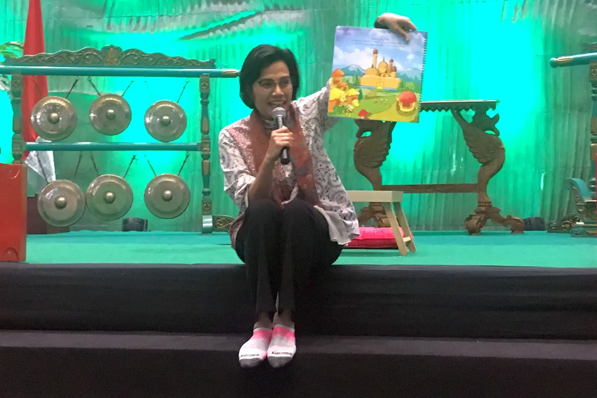 Menteri Keungan Sri Mulyani mendongeng untuk 300 anak yang hadir dalam acara penggalangan dana bertajuk ‘Indonesia Negeri 1.000 Dongeng’ di Kementrian Pendidikan dan Budaya, Jakarta, Minggu (3/3/2019).