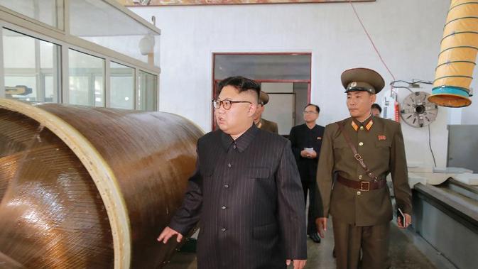 Foto Ini Menguak Detil Rencana Baru Program Nuklir Korea Utara (STR / KCNA VIA KNS / AFP)