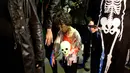 Seorang bocah mengenakan kostum zombie saat mengikuti Zombie Walk dalam Festival Purim di Tel Aviv, Israel (3/3). Purim merupakan hari raya atau pesta Yahudi untuk memperingati pembebasan kaum Yahudi dari kekaisaran Persia. (AP Photo/Ariel Schalit)