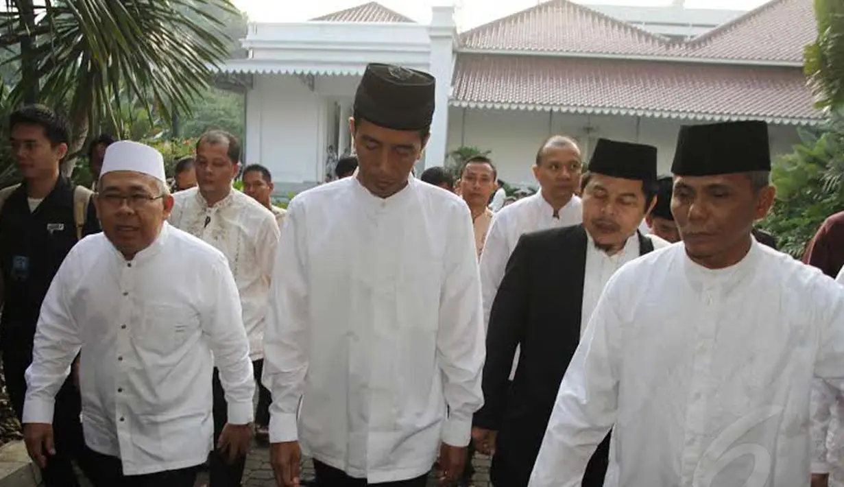  Gubernur DKI Jakarta, Joko Widodo memilih kembali ke Jakarta untuk menjalankan Salat Idul Fitri (Liputan6.com/Herman Zakharia)