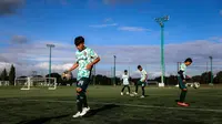 Pemain-pemain dari Korea-Korea Selecao tengah berlatih dengan bola di akademi Sporting CP, Lisbon, Portugal, Jumat (22/11/2024). Ini merupakan akademi di mana Cristiano Ronaldo ditempa ketika masih muda. (Bola.com/Bagaskara Lazuardi)