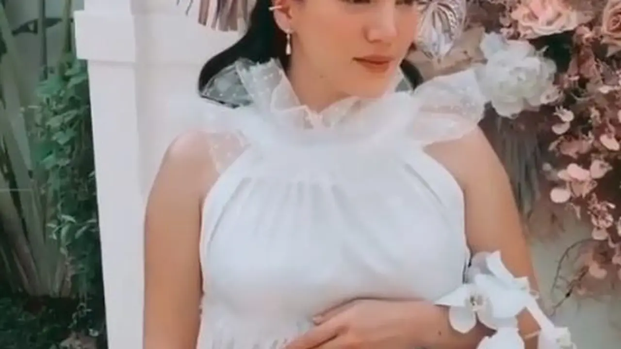 Jelang Melahirkan, Ini 7 Potret Maternity Shoot Alice Norin Bernuansa Bunga
