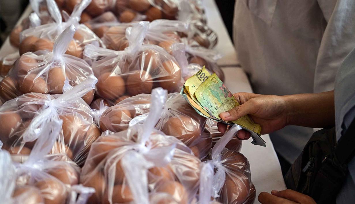 Meskipun beras menjadi fokus utama, animo masyarakat juga tinggi terhadap komoditas lain yang dijual lebih murah dibanding harga di pasaran. (Juni KRISWANTO/AFP)