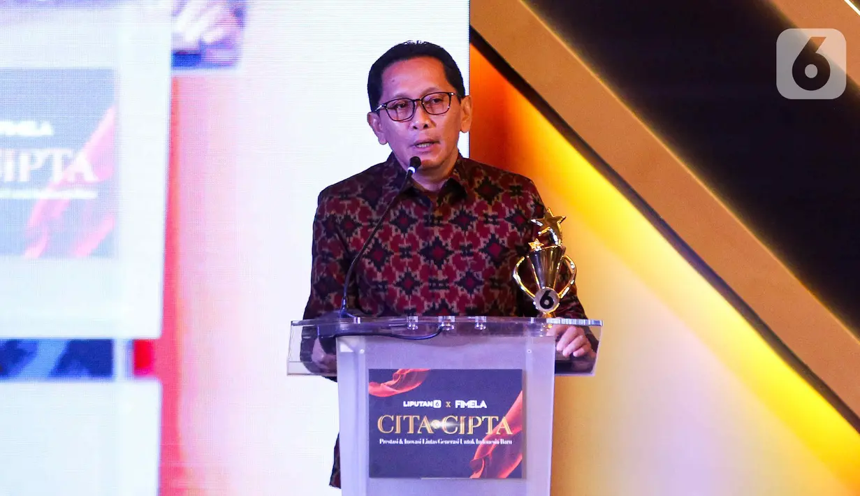 Direktur Utama BPD Bali,  I Nyoman Sudharma memberikan sambutan saat acara Anugerah Inspiratif Liputan6.com di hotel Shangri La, Jakarta, Rabu (31/7/2024). Direktur Utama BPD Bali menerima  penghargaan Penggerak Inovasi Ekonomi dan Edukasi Digital. (Liputan6.com/Herman Zakharia)