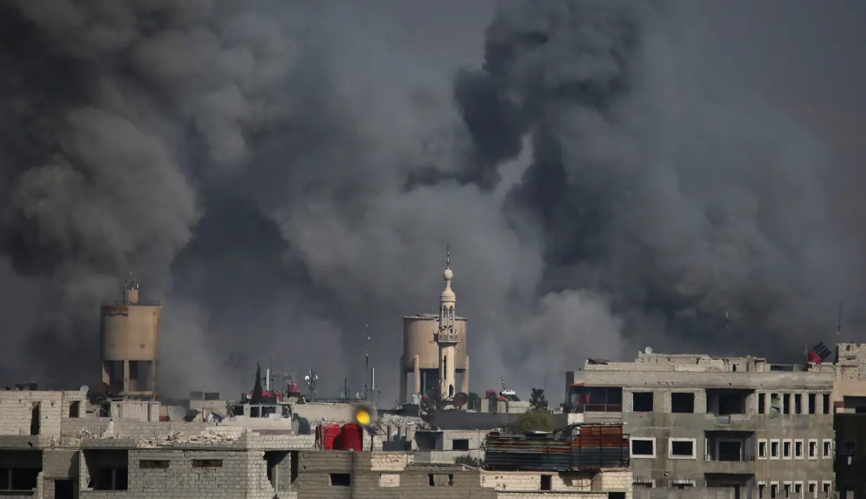 Kondisi kota Arbin yang dipenuhi kepulan asap usai terkena serangan udara dari pasukan Assad di wilayah Ghouta Timur, Suriah (7/2). (AFP Photo/Amer Almohibany)