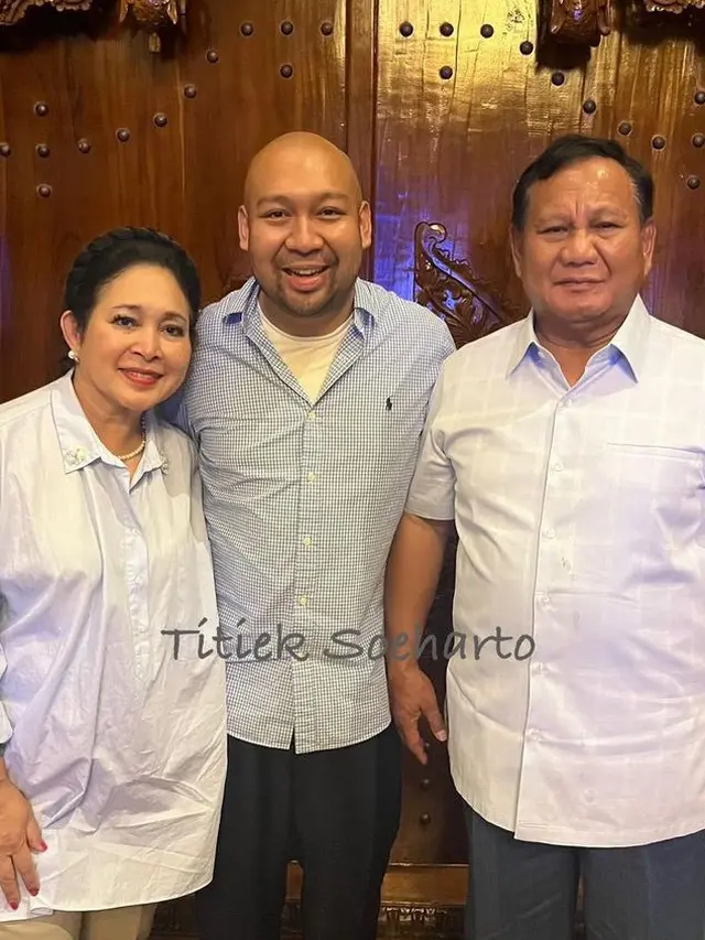 Gaya Busana Titiek Soeharto Kembali Dekat dengan Prabowo