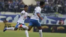 Pemain Arema Malang, Hendro Siswanto, merayakan gol Muhammad Rafli ke gawang Persib Bandung pada laga Piala Indonesia di Stadion Si Jalak Harupat, Bandung, Senin (18/2). Persib bermain imbang 1-1 melawan Arema. (Bola.com/Vitalis Yogi Trisna)