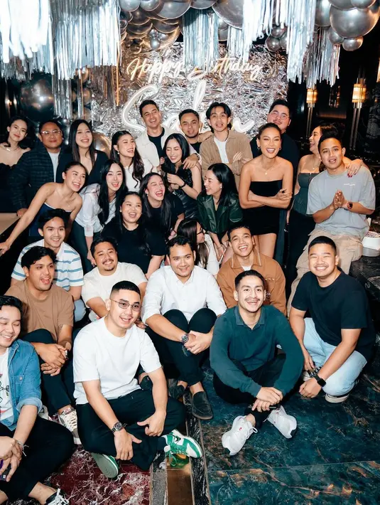 Kompak bersama beberapa teman terdekat, Rachel memilih merayakan ulang tahun sang kekasih di sebuah club di Jakarta. [Foto: Instagram/rachelvennya]