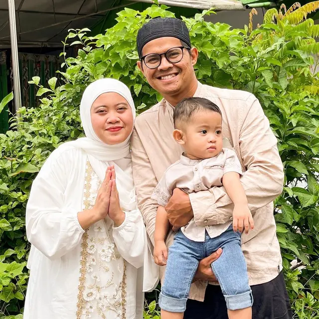 Hamil Anak Kedua, Ini 7 Potret Mesra Komika Musdalifah Basri dan Suami
