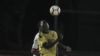 Striker Bhayangkara FC, Herman Dzumafo, duel udara dengan bek Mitra Kukar, Mauricio Leal, pada laga Liga 1 di Stadion PTIK, Jakarta, Kamis (17/5/2018). Bhayangkara FC menang 1-0 atas Mitra Kukar. (Bola.com/M Iqbal Ichsan)