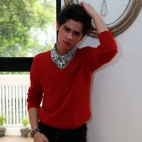 Menjadi pengalaman tersendiri ketika belajar cara meracik dan menuangkan kopi dengan benar, Aliando sempat menumpahkan kopi racikannya. (Deki Prayoga/Bintang.com)