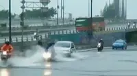 Permukiman di Pondok Labu kebanjiran luapan Kali Grogol, sementara itu 12 RT di Rawa Buaya terendam Banjir.