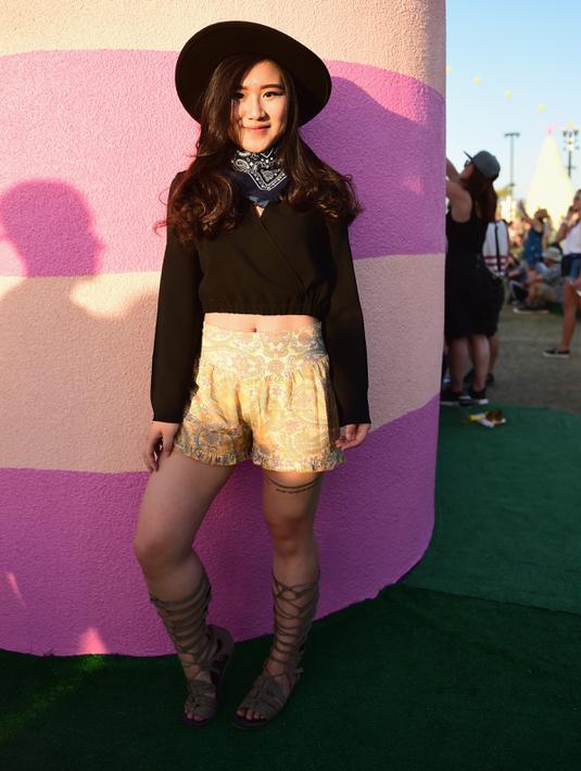 Penonton wanita berpose saat menghadiri hari kedua Festival Musik Coachella dan Arts Festival di Indio, California (15/4). Festival Coachella ini sudah ada sejak 1999. (Emma McIntyre/Getty Images for Coachella/AFP